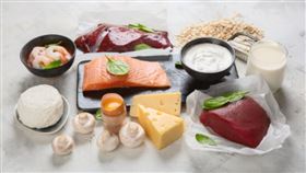 缺「維生素B12」恐皮膚黃、視力衰弱？ 營養師曝「7食物」助補充