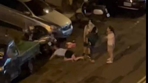 悍女化身一拳超人　當街一掌打飛親妹