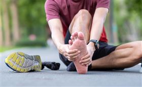 足壓不正常就像是特定病因造成的外顯症狀，從各種檢測或跡象可以觀察到足壓異常。其根源可能是步態不正常如扁平足、久坐久站或穿著不適合鞋子等，先後天因素都可能影響步態。以常見的扁平足來說，就屬於先天結構易發生步態不正常、足壓不平衡的族群。主動調整方式包括運動、肌肉鍛鍊或接受手術。