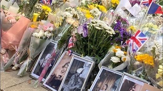 英領館湧人潮　港人排隊弔唁英國女王