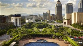 台北君悅酒店戶外溫水泳池。（圖／旅宿業者提供）