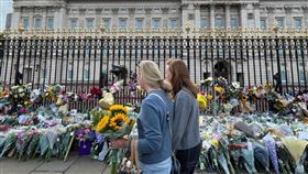 女王盡忠職守扮演穩定力量  民眾獻花感念英國女王伊麗莎白二世8日辭世。她一生盡忠職守，在英國遭遇重大挑戰時，屢扮演穩定人心的角色，普獲各界愛戴。她辭世後，不斷有民眾前往白金漢宮等王室地標獻花致意。中央社記者陳韻聿倫敦攝  111年9月9日