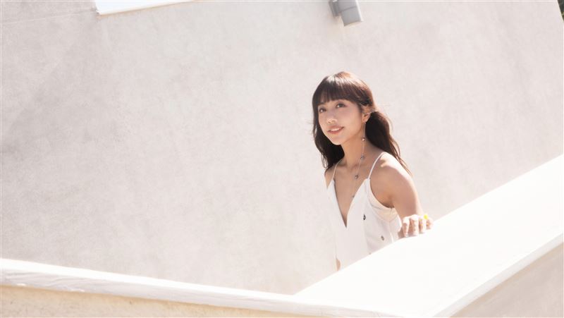 女星穿「晴天娃娃裝」避雨　結局曝光