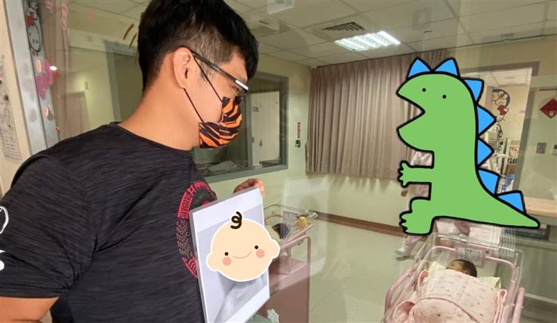 新手爸手捧自製「黑白卡」　網全笑翻