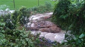 竹縣橫山路基崩堵溪淹1宅