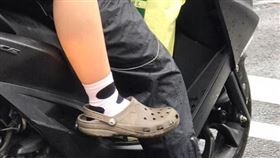 洞洞鞋（圖／翻攝自路上觀察學院）