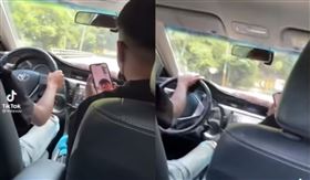 「他山路開100多」網友轉載這部影片，結局一聲巨響直呼療癒。（圖／翻攝自爆廢公社）