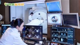 醫師提醒：婦女僅靠自我檢查不易發現早期乳癌，防治的重點，在於定期接受影像檢查。