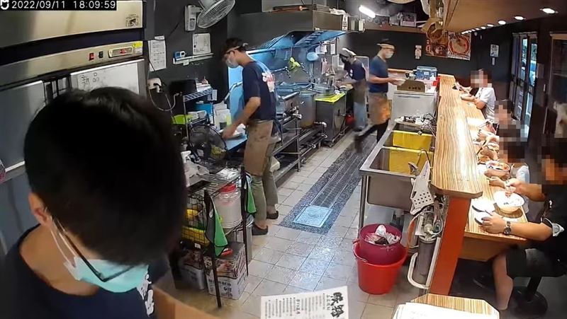 魷魚圈變洋蔥圈？老闆PO監視器打臉