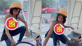 一名「辣妹工人」頭戴黃色安全帽，蹲在工地地板上攪拌水泥。（圖／翻攝自djbarbiemozz IG）