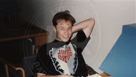 世界首富科技鉅子馬斯克大學時期的女友葛溫正在拍賣他們交往時的老照片和紀念物。圖為其中一張馬斯克在賓州大學時的照片。（圖／翻攝自RR AUCTION網頁rrauction.com）
