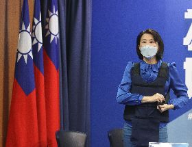 王鴻薇穿防彈背心出席記者會