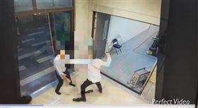 二殯移靈走廊上演全武行。（圖／翻攝畫面）