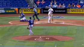 ▲遊騎兵捕手海姆（Jonah Heim）上演罕見接殺美技。（圖／翻攝自MLB官網）