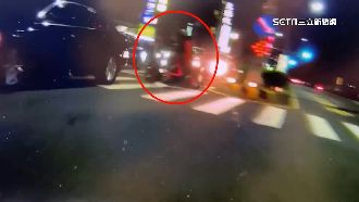 躲警追緝　機車騎士「繞轎車轉圈」