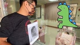 太愛小孩！新手爸舉「黑白照」站育嬰室　網笑翻：花圈呢 爆廢公社二館