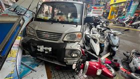 三峽伯車禍暴衝進人行道！輾壓8機車