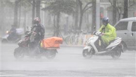 梅花外圍環流影響  北市持續降雨（2）中央氣象局表示，13日受颱風梅花及其外圍環流影響，北部、東北部地區及中部山區有局部大雨或豪雨機率。圖為騎士上午在台北市信義區冒著大雨騎車。中央社記者裴禛攝  111年9月13日