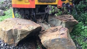  平溪 台鐵 落石 　1200 （圖／翻攝畫面）