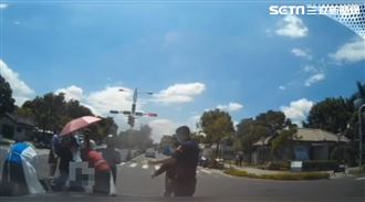 女騎士闖紅燈左轉　警車撞上倒地