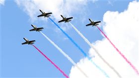 國慶大會  雷虎小組施放藍白紅彩煙「中華民國中樞暨各界慶祝110年國慶大會」10日在總統府前登場，空軍雷虎小組AT-3教練機以5架編隊衝場，飛越總統府上空，施放藍白紅3色彩煙，為國慶大會劃下圓滿句點。中央社記者施宗暉攝  110年10月10日