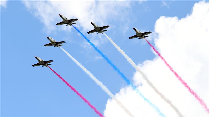 國慶空中操演　勇鷹、F5飛越總統府