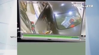 男童跳下車拔油槍　汽油狂噴濺險釀災