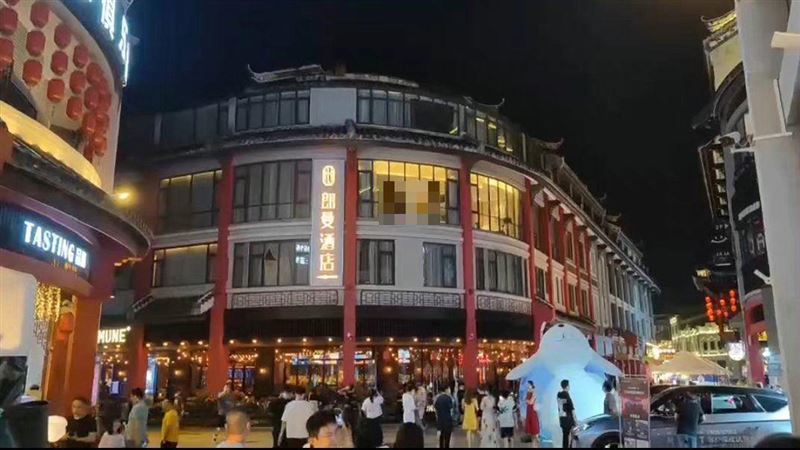 情侶鬧區飯店激戰　透明玻璃路人嗨了