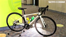 桂盟鏈條董事長吳盈進（左一）、貿易局副局長李冠志（左二）、貿協董事長黃志芳（左三）、台灣自行車輸出業同業公會秘書長張蕙娟（右二）、巨大發言人李書耕（右一）出席自行車產業暨台北國際自行車展(TAIPEI CYCLE)國際記者會。（圖／記者戴玉翔攝影）