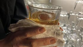 擦酒杯也有學問。（圖／條通媽媽桑席耶娜提供）