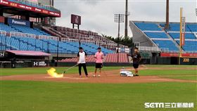 ▲青埔樂天球場賽前火烤本壘。（圖／記者蕭保祥攝影）