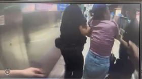 ▲台北捷運板南線一名女子拒絕戴口罩還大聲咆哮「奴隸才戴口罩」，被員警拉下車，並被函送法辦。（圖／翻攝畫面）