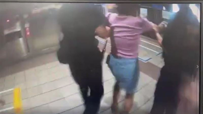 無罩女大鬧北捷　狂言：奴隸才戴口罩