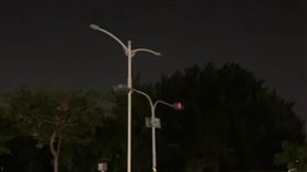 高雄市前鎮區多路段路燈停電。（圖／翻攝自高雄市議員李雅靜 臉書）