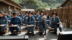 《流麻溝十五號》由徐麗雯（右起）、余佩真、連俞涵演出台灣白色恐怖時期，女思想犯的真實人生。（圖／高雄電影節提供）