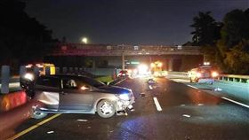 ▲國道3號南下277.6公里雲林古坑服務區至梅山路段，晚間7點多發生5車追撞車禍，1名男子無生命跡象被送醫急救。警方調查，39歲王姓男子因為車子故障，停在內側車道，下車察看時遭後方車輛追撞。（圖／翻攝畫面）