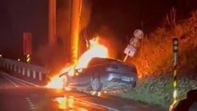 萬里轎車自撞起火！男逃生不及成焦屍