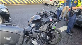 新生高架4車擦撞！重機騎士命危