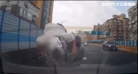 新生高架重機騎士遭兩車夾擊之後，再遭第三車輾過。（圖／翻攝畫面）