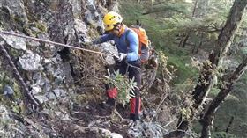 蕭添益與洪華駿攀登團隊，垂降，峭壁下方劍竹林，尋獲法官陳伯均遺體，池有山 (圖／台中市消防局提供)