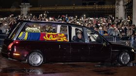 英國女王伊麗莎白二世靈車四面皆有環繞式透明窗戶，並設有聚光燈照亮靈柩，也是女王生前參與設計，讓眾人可以「清楚看她最後一眼」。（圖／美聯社／達志影像）