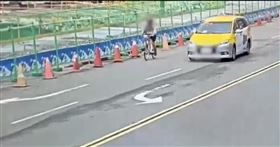 熊姓男子在松山區到處對女性襲胸、摸臀。（圖／翻攝畫面）