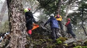 台中和平區池有山，三岔營地，陳伯均法官，失足墜落，70米峭壁 ，運送遺體，驚險(圖／台中市消防局提供)