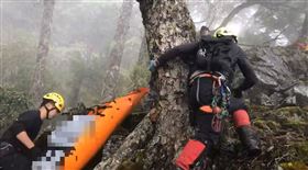 台中和平區池有山，三岔營地，陳伯均法官，失足墜落，70米峭壁 ，運送遺體，驚險(圖／台中市消防局提供)