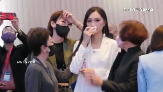 選美曾秀台灣國旗！高曼容被禁上台