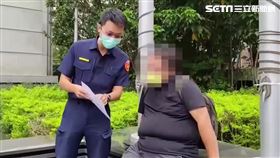 北市田男先衝進周玉蔻辦公室打人，再前往「寶島聯播網」辦公室送月餅。（圖／翻攝畫面）