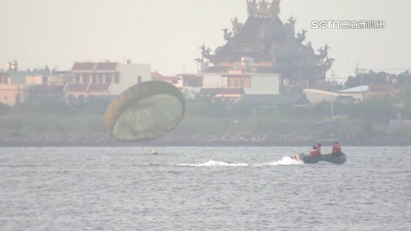降落海面！航特部執行「海面傘訓」