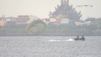 降落海面！航特部執行「海面傘訓」