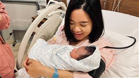 黃郁芬生了。（圖／翻攝黃郁芬臉書）