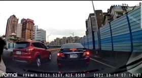 新生高架重機騎士遭兩車夾擊之後，再遭第三車輾過。（圖／翻攝畫面）